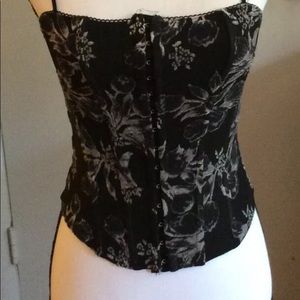 wet seal top sleeveless,black & silver ax small